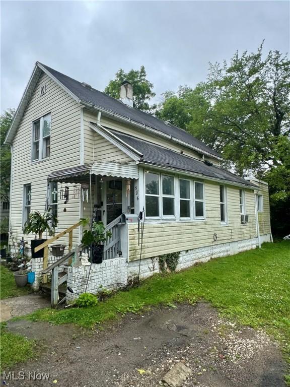526 Madison Ave, Akron, OH 44320 - view of front of home featuring a chimney and a front lawn