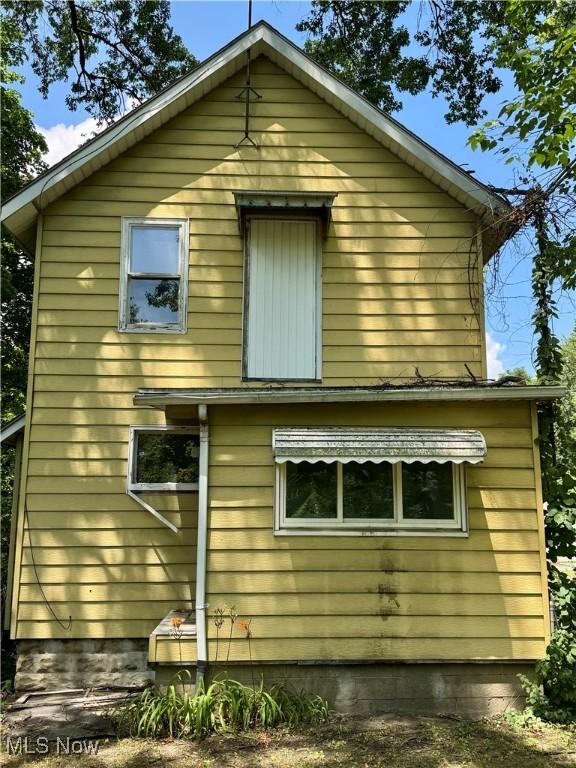 348 Jewell Dr, Akron, OH 44311 - view of side of home