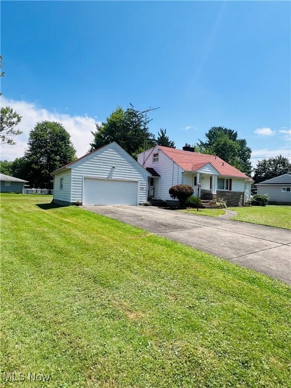3174 Lynwood Dr NW, Warren, OH 44485 - view of front facade featuring a detached garage and a front yard