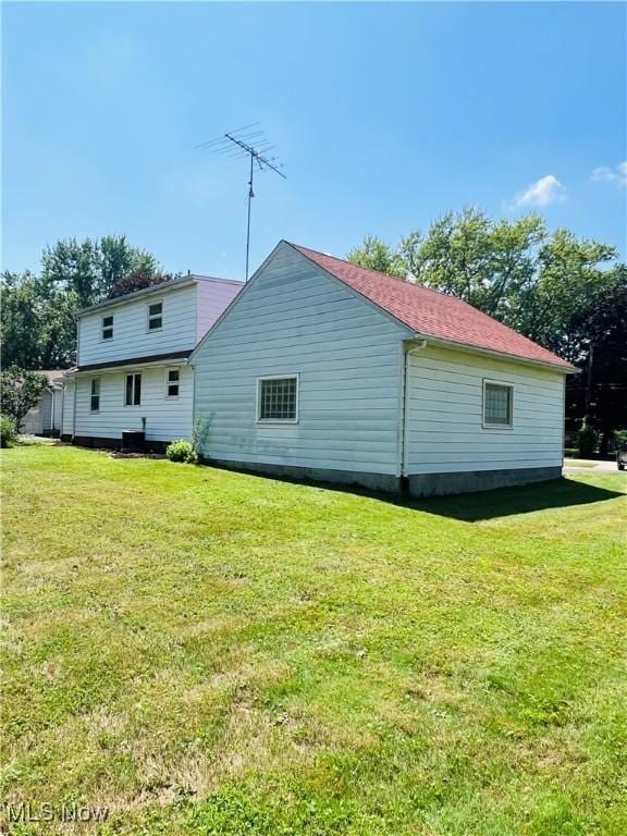 3174 Lynwood Dr NW, Warren, OH 44485 - view of home's exterior featuring a lawn