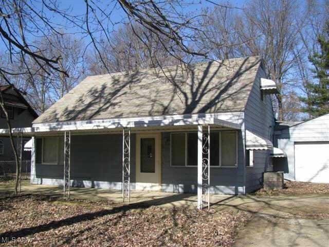 5000 Dimson Dr N, Columbus, OH 43213 - view of front of house featuring roof with shingles