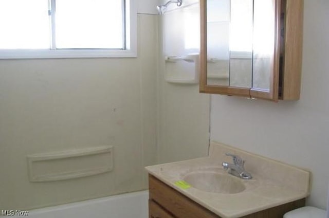 5000 Dimson Dr N, Columbus, OH 43213 - full bath with vanity and tub / shower combination