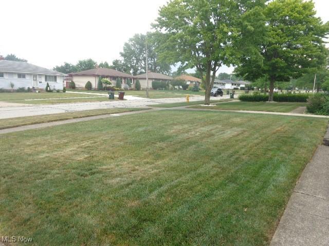 9207 Harrow Dr, Parma, OH 44129 - photo 3