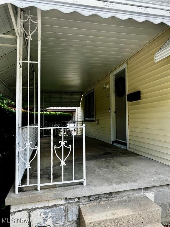61 S Hartford Ave, Youngstown, OH 44509 - photo 2