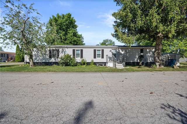 135 Cedar Brook Dr, Elyria, OH 44035 - photo 1