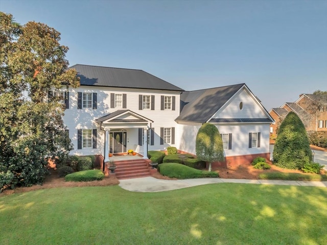 colonial home featuring a front yard