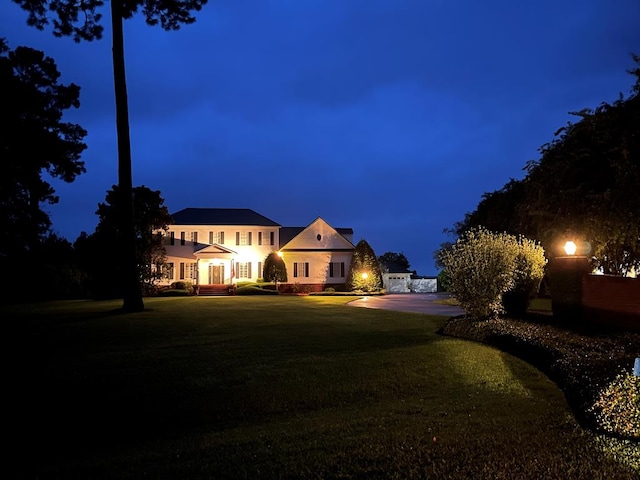 view of front of property featuring a front lawn