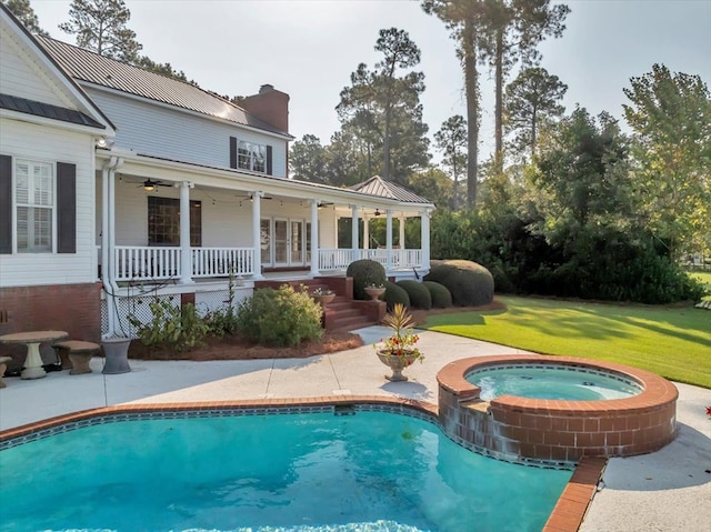 view of pool featuring an in ground hot tub, ceiling fan, a porch, and a yard