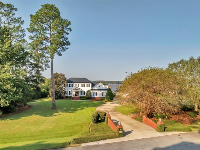 view of front facade with a front yard