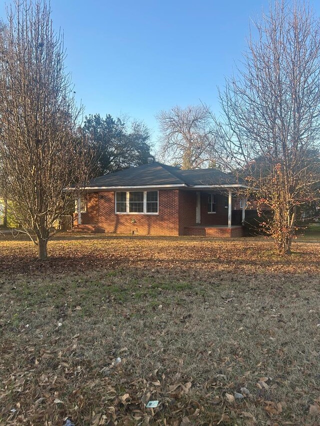 view of front of property featuring a front yard