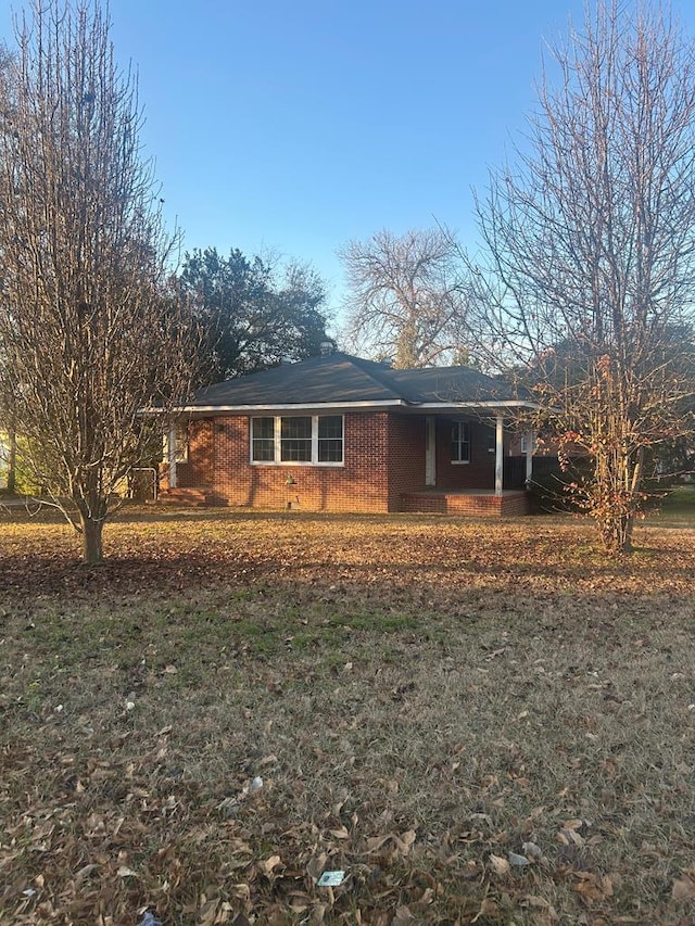 view of front of home featuring a front yard