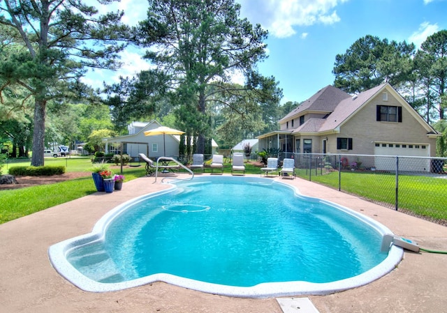 view of swimming pool with a lawn