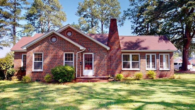 view of front facade with a front lawn