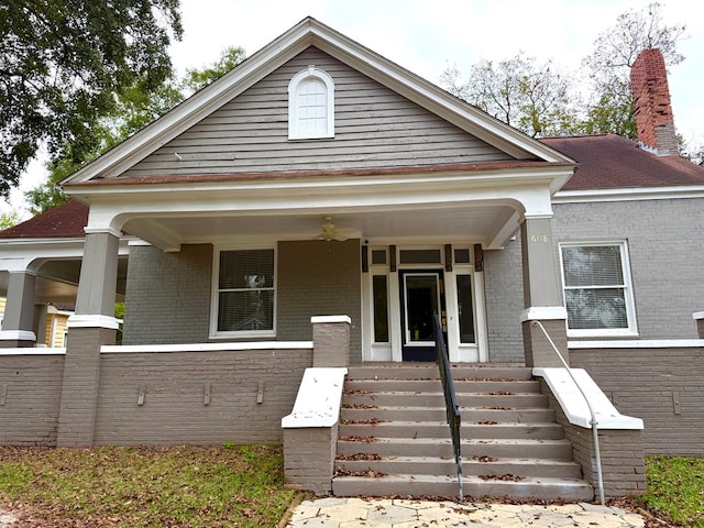 view of front of property with ceiling fan