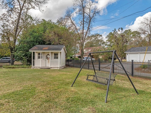 view of yard featuring an outbuilding