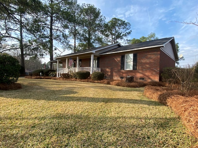 view of front facade featuring a porch and a front yard