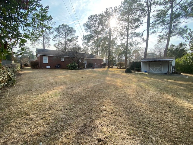 view of yard with a storage shed