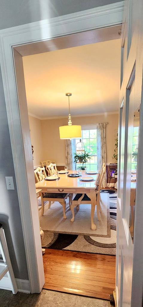 dining space with ornamental molding