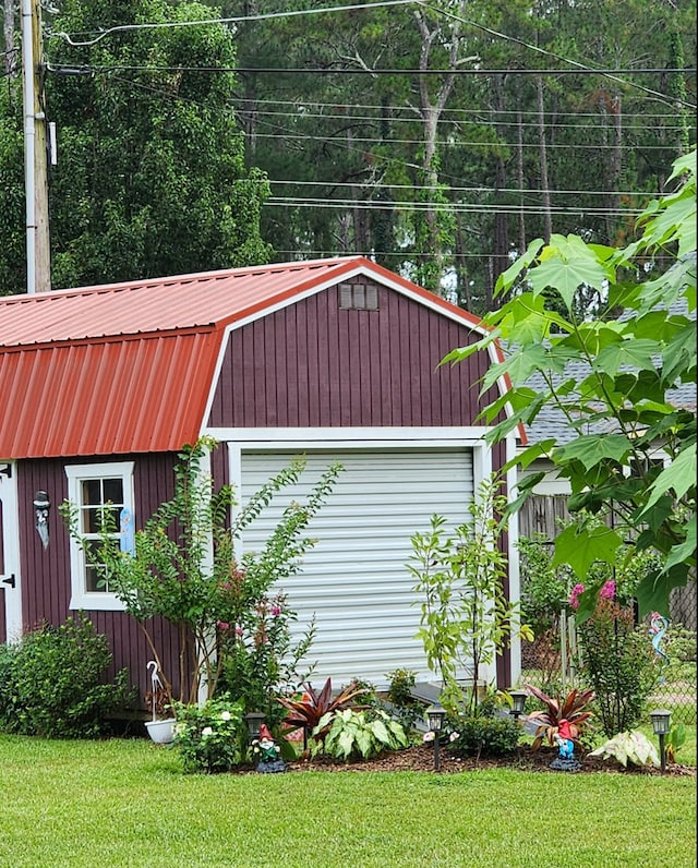 view of outdoor structure featuring an outbuilding