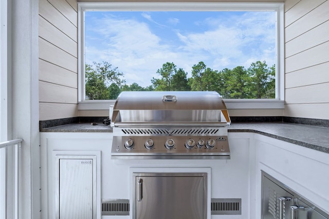 view of patio / terrace featuring an outdoor kitchen and grilling area