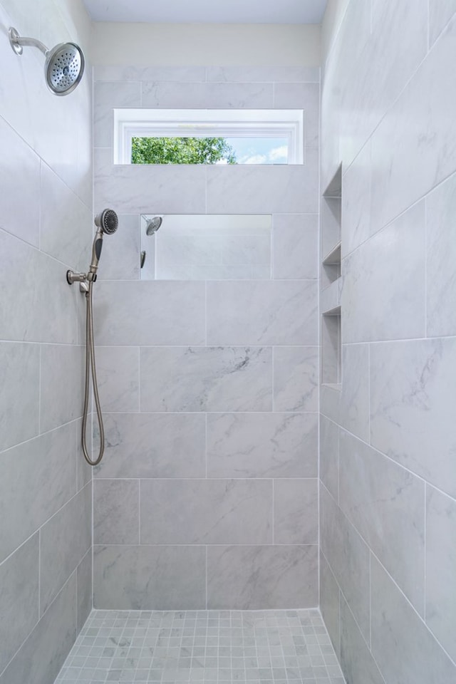 bathroom featuring tiled shower