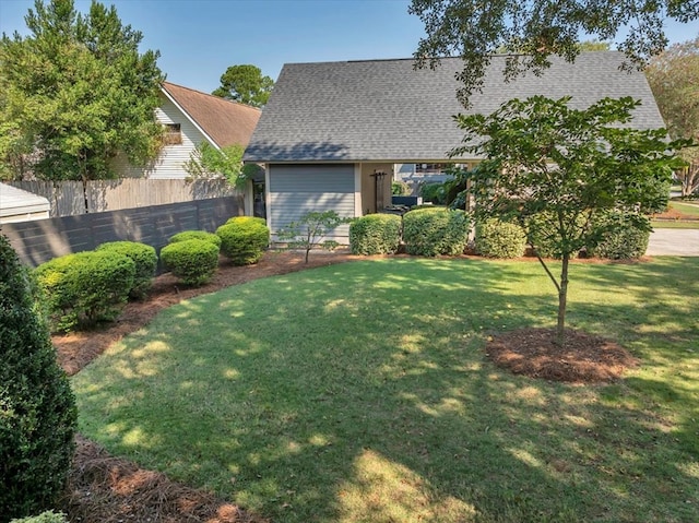 view of front of house featuring a front lawn