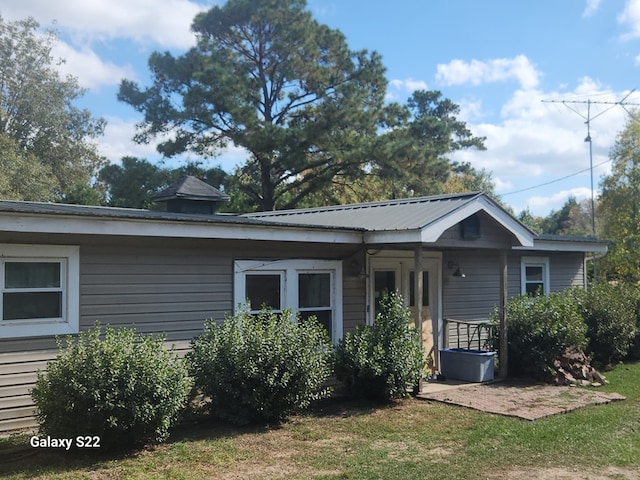 view of front facade with a front lawn