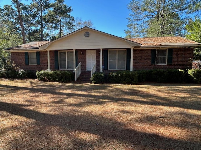 single story home with a front yard