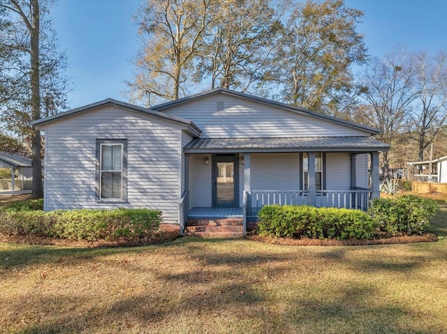 view of front of property featuring covered porch and a front yard