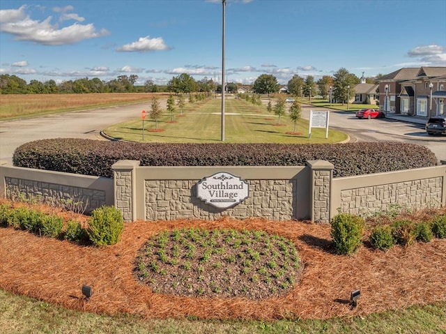 community / neighborhood sign featuring a yard