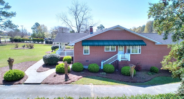 view of front of property featuring a front lawn