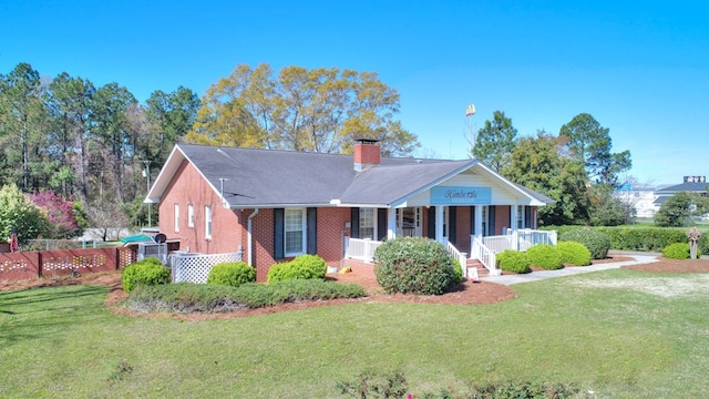 view of front facade featuring a porch and a front lawn