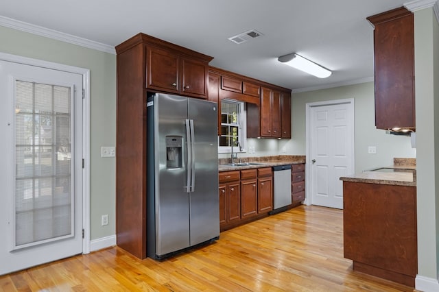 kitchen with sink, stainless steel appliances, light hardwood / wood-style flooring, and crown molding