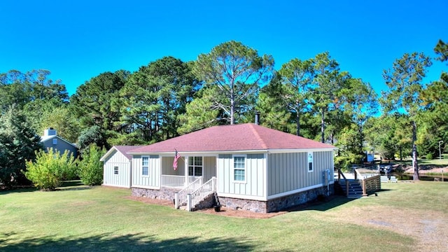 view of front of home featuring covered porch and a front yard