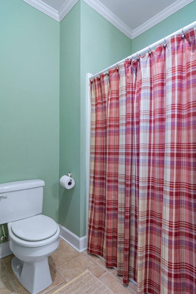 bathroom featuring tile patterned flooring, toilet, a shower with shower curtain, baseboards, and crown molding