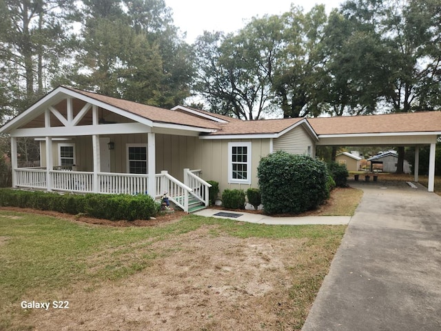 ranch-style house featuring covered porch and a front lawn