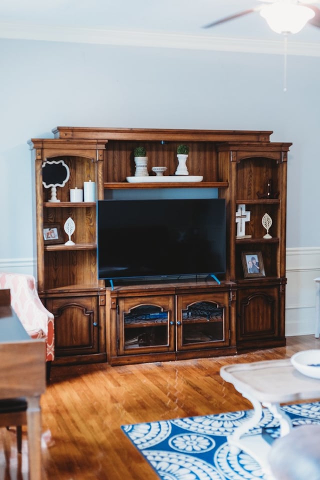 living room featuring crown molding, hardwood / wood-style floors, and ceiling fan