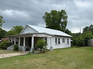 306 E 13th Ave, Cordele, GA 31015 - view of front of house with a front lawn and a porch