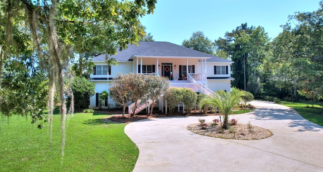 view of front facade featuring a porch and a front lawn