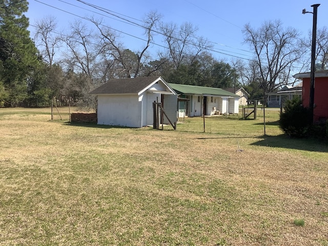 view of yard featuring an outdoor structure