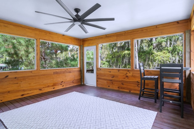 sunroom with ceiling fan