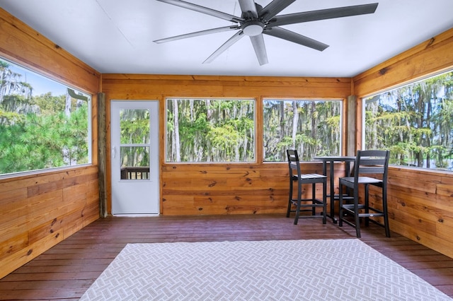 sunroom / solarium featuring a ceiling fan