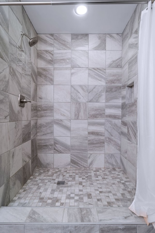 bathroom featuring tiled shower