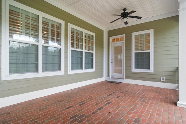 view of patio featuring covered porch and ceiling fan