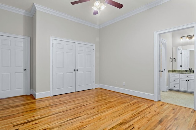 unfurnished bedroom with ensuite bathroom, crown molding, sink, light hardwood / wood-style flooring, and ceiling fan