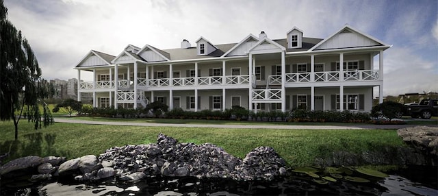 view of front of property featuring a front lawn