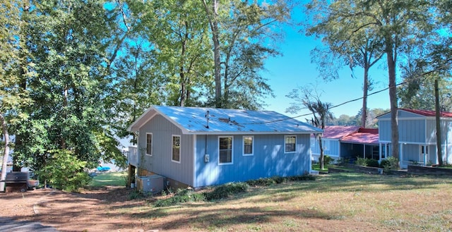 exterior space featuring a yard