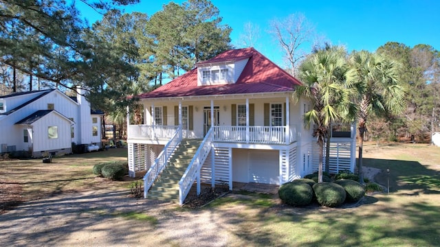 view of front of property featuring a porch and a front yard