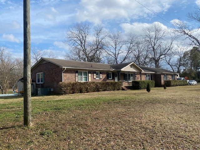 ranch-style home featuring a front lawn