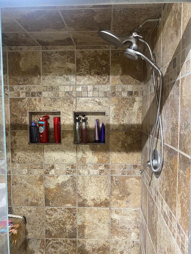 room details featuring tiled shower